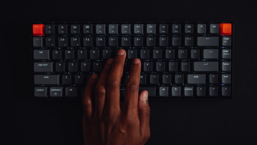 Uma pessoa com a mão em um teclado para desenvolvimento